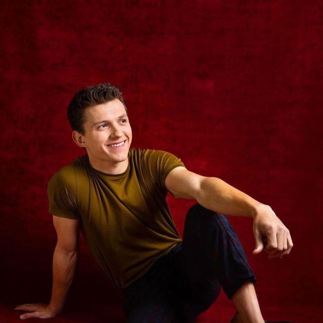 Olive T-Shirt worn by Tom Holland on his In­sta­gram Ac­count @Tomhol­land2013