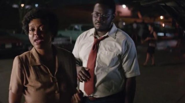 The red tie of Bill Riddick (Babou Ceesay) The Best of Enemies