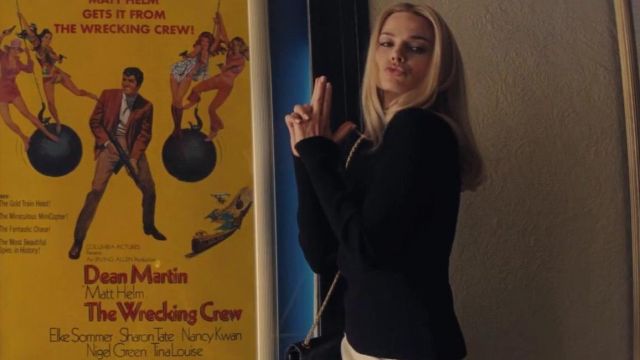 Le pull noir porté par Sharon Tate (Margot Robbie) dans Once Upon a Time in Hollywood