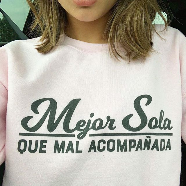Mejor Sola Sweatshirt in pink worn by Isabela Moner on her Instagram account @isabelamoner