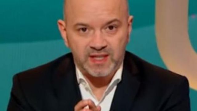 The white shirt has long sleeves worn by Jérôme de Warzée in The Large Cactus on the 11th of February 2019