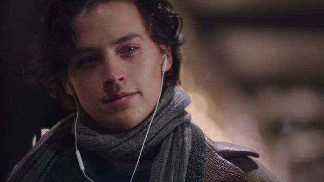 Grey scarf worn by Will (Cole Sprouse) in Five Feet Apart