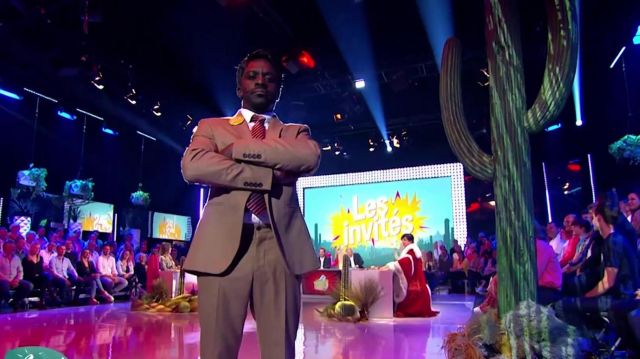 The suit jacket brown worn by Kody in The Great Cactus June 06, 2019
