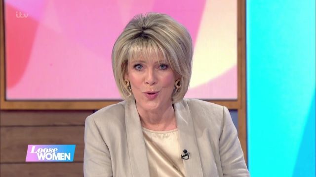 La Couleur d'or de la Double Boucle d'oreilles portées par Ruth Langsford en Vrac, les Femmes 22/5/2019