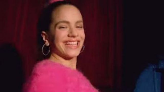Les boucles d'oreilles créoles portées par Rosalía Vila dans son clip F*cking Money Man (Milionària + Dio$ No$ Libre Del Dinero)