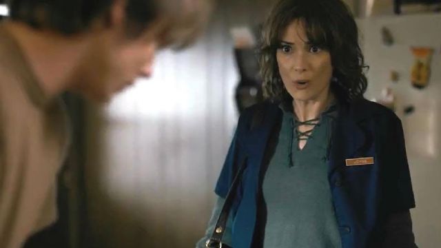 Blue Smock Shirt worn by Joyce Byers (Winona Ryder) in Stranger Things  Saison 1 Episode 1 | Spotern