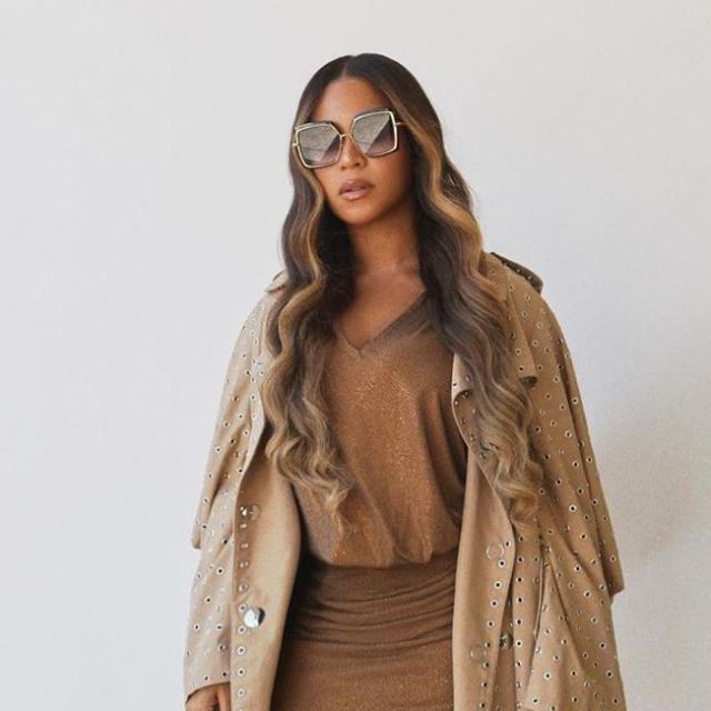 Sunglasses in Brown Gradient, golden Beyoncé on the account instagram of @beyonce