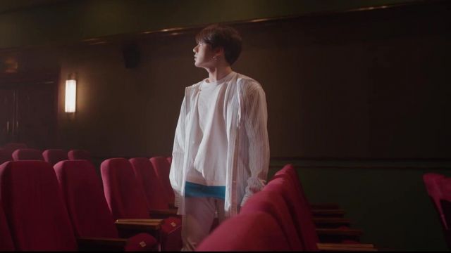 camisa blanca de manga larga con rayas azules y grises usada por Jungkook en BTS 'Lights' Video Musical Oficial