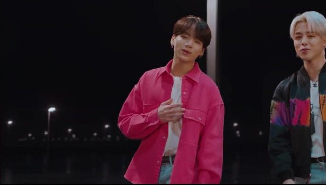 Chaqueta de mezclilla rosa de doble pecho usada por V in Lights video musical por BTS