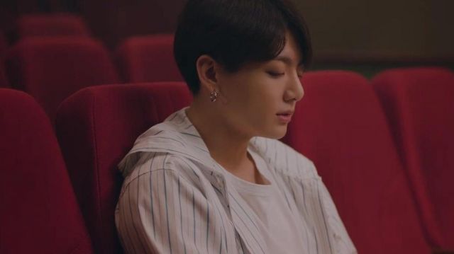 Pequeños pendientes plateados de aro usados por Jungkook en el video musical de Lights por BTS
