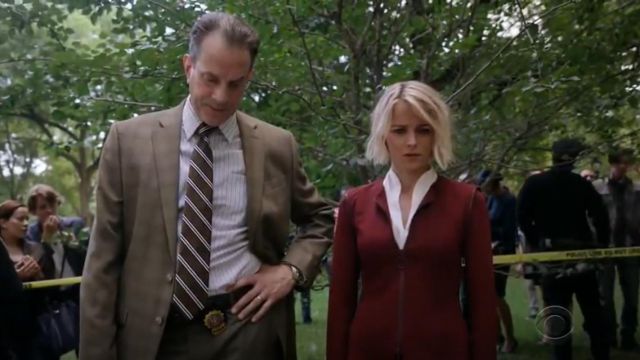 Akris Punto Zip Detalle Jersey Chaqueta usada por Det. Lizzie Needham (Bojana Novakovic) en Instinct (Temporada 02 Episodio 01)
