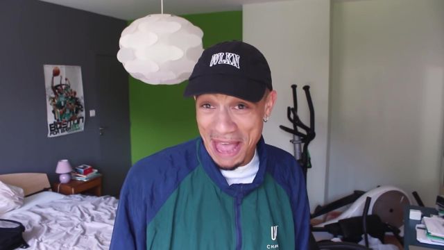La casquette noire WLKN de Mister V dans sa vidéo YouTube LE QUEBEC