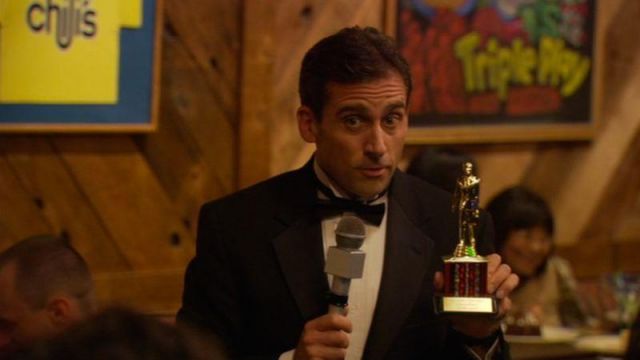 Premio Dundie de Michael Scott (Steve Carell) en The Office (S02E01) |  Spotern