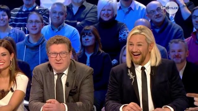La veste Bleue Marine a revers noir de David jeanmotte dans Le Grand Cactus le 08 Janvier 2018