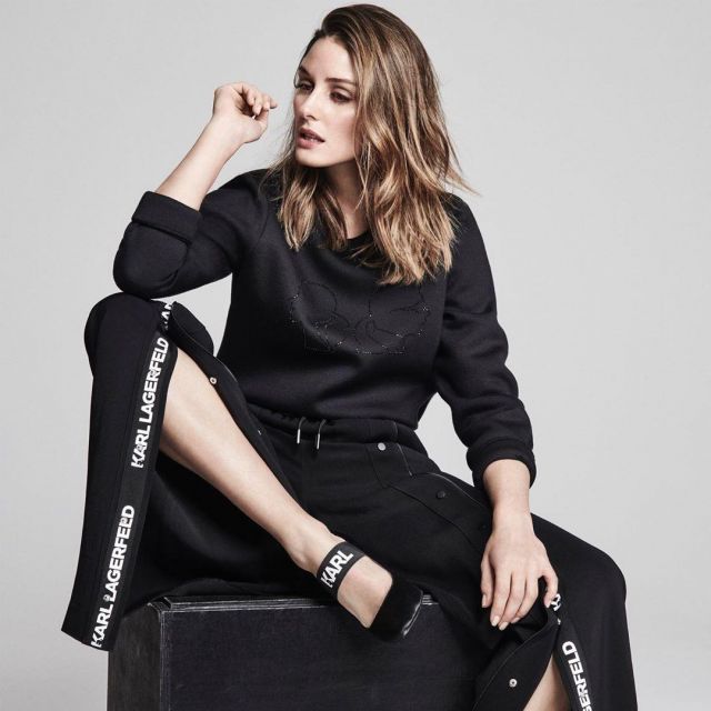 Le pantalon large noir fendu à bouton pression porté par Olivia Palermo pour la collection Karl Lagerfeld x Olivia Palermo
