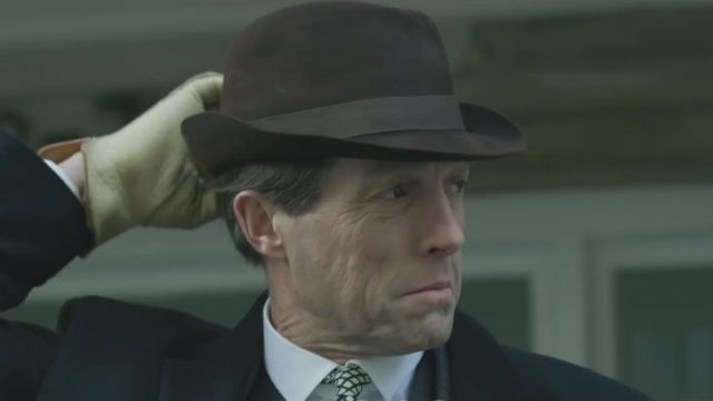 Chapeau melon de Jeremy Thorpe (Hugh Grant) dans Un Très anglais Scandal (Saison 01)