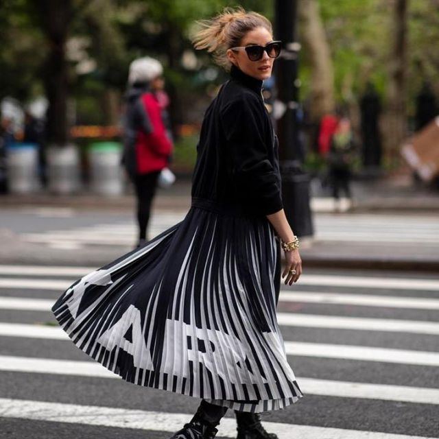 Karl Lagerfeld X Olivia Palermo Rue St Guillaume Robe Plissée Noir porté par Olivia Palermo Instagram Pic 9 juillet 2019