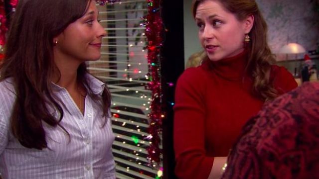 Pull à col Roulé rouge de Pam Beesly (Jenna Fischer) dans Le Bureau (S03E10)