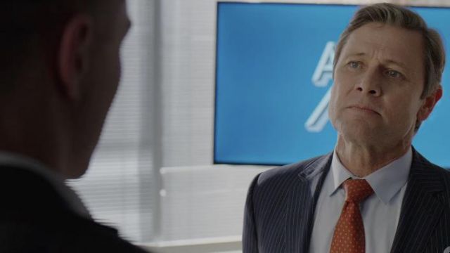 Tie orange polka dots of Blake Carrington (Grant Show) in Dynasty (S02E17)