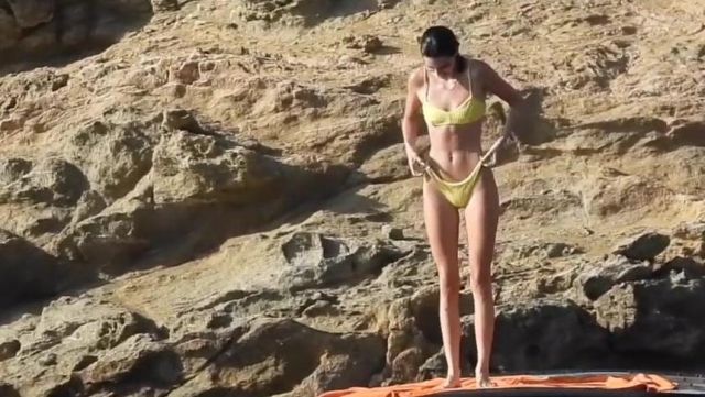 Le Haut de maillot de bain jaune de Kendall Jenner dans la vidéo Kendall Jenner Having Fun With friends on Holiday in Mykonos