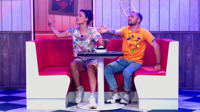 The t-shirt Yoko yellow Natoo in BLINDTEST OF the 80's feat. Natoo, Squeezie, Leopold, Tales From The Click, PV Nova