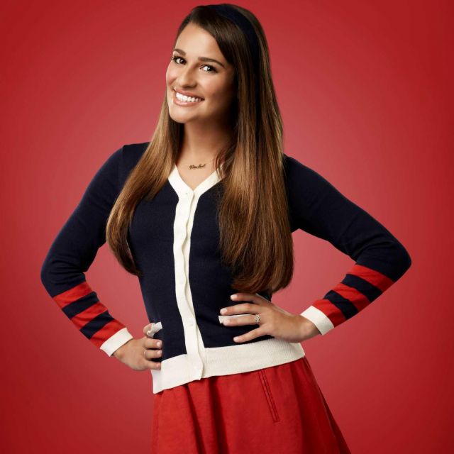 Le gilet bleu marine porté par Lea Mi­chele sur une photo promotionnelle de Glee