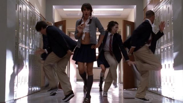 Le crop top noué blanc de Rachel Berry (Lea Michele) dans Glee (S02E02)