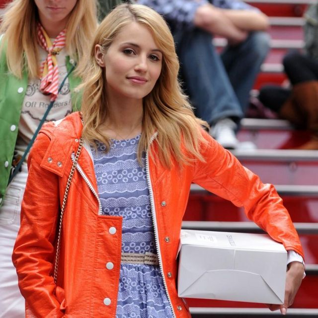 La veste imperméable orange portée par Dianna Agron sur le tournage de Glee à New York
