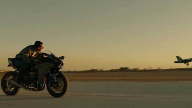Kawasaki Moto pilotée par Maverick (Tom Cruise) dans Top Gun: Maverick