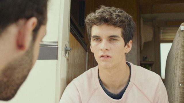 Rose sweat porté par Gyllen (Fionn Whitehead) dans les Routes