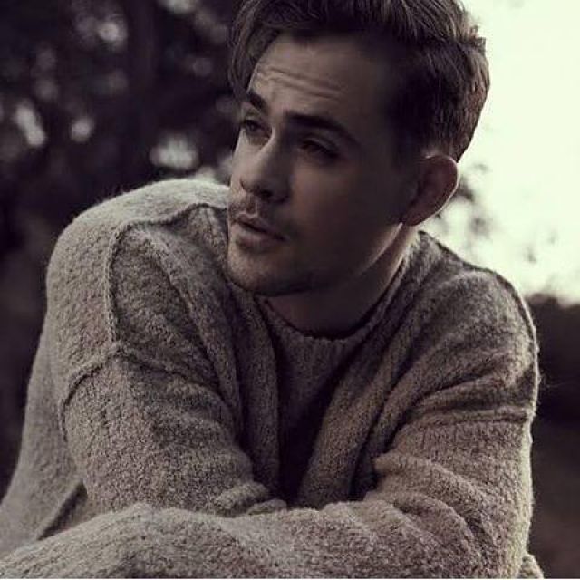 The wool sweater beige brown melange worn by Dacre Montgomery from the series Stranger Things on the account instagram of @strangerthings.favv