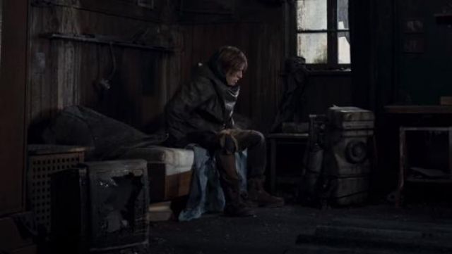 The boots lace up Jonah Kahnwald (Louis Hofmann) in Dark (Season 02 Episode 01)