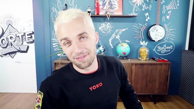 Le sweatshirt Yoko de Squeezie dans la vidéo Réponse à vos questions (enfin pas toutes car y'en a vraiment beaucoup mais pas mal quand même)