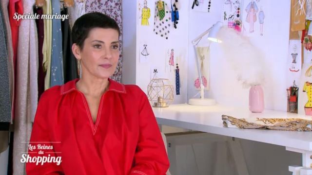 La Blouse vareuse rouge à col de Cristina Córdula dans Les reines du shopping