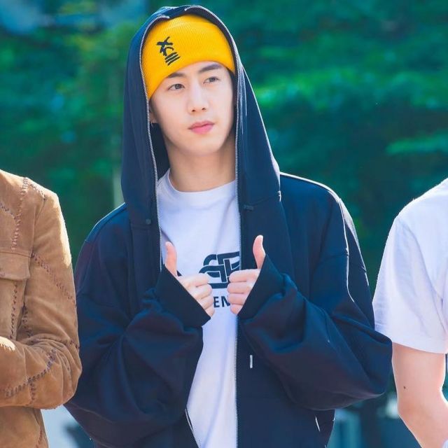 Le bonnet jaune porté par Mark Tuan chanteur du groupe de K-Pop GOT7 sur le compte Instagram de @got7_fanclub