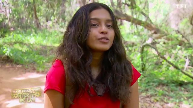Le top rouge basic à manches courtes de Nilusi dans Je suis une célébrité, sortez-moi de là !