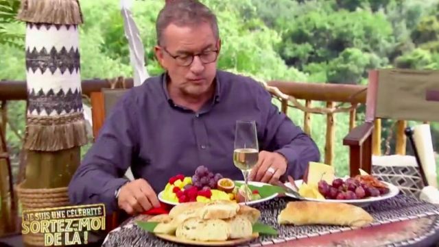 La chemise grise foncée à manches longues de Christophe Dechavanne dans Je suis une célébrité, sortez-moi de là !