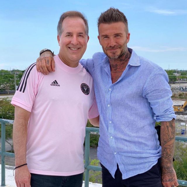 T-shirt bleu porté par David Beckham sur son Instagram compte