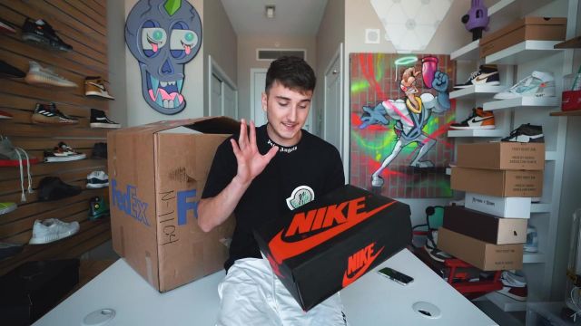 UNBOXING A $4,500 SNEAKER MYSTERY BOX WITH QIAS OMAR! - YouTube