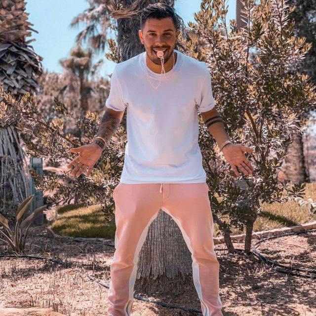Le pantalon de jogging rose de Kevin Guedj sur son compte Instagram @kevinguedj