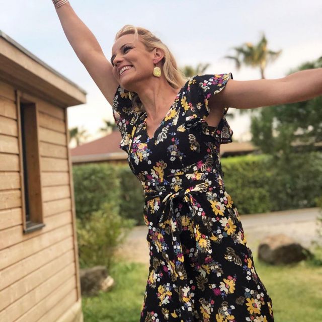 La combinaison pantalon noir fleuris portée par Élodie Gossuin sur le compte instagram de @elodiegossuin