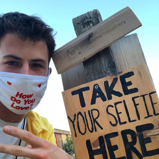 Le masque blanc imprimé How do you Love de Dylan Minnette sur son compte Instagram @dylanminnette