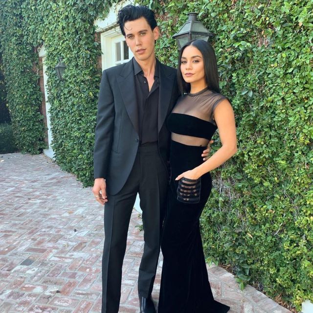 Giorgio Armani noire Longue robe transparente portée par Vanessa Hudgens lors de la était une fois à Hollywood, à Los Angeles Premiere 23 juillet 2019