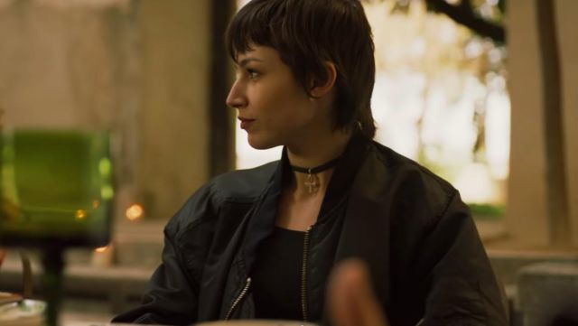 Chaqueta bomber negra usada por Tokio (Úrsula Corberó) en Money Heist (Temporada 3 Episodio 5)