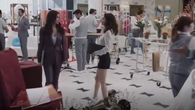 Le pantalon métallisé violet Veronica Beard portée par Gigi Mendoza (Roselyn Sanchez) dans Grand Hotel (S01E06)