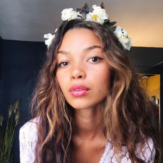 The crown of flowers worn by Alice Reverend on his account Instagram @alicereverend