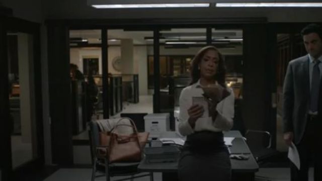 Celine Small Big Bag con correa larga usado por Jessica Pearson (Gina Torres) en Pearson (Temporada 01 Episodio 01)