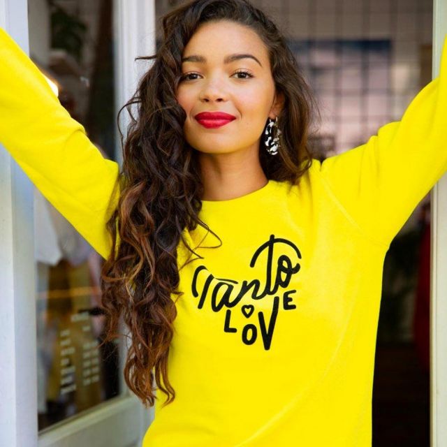 Le sweat jaune Faubourg 54 porté par Alice Révérend sur son compte Instagram @alicereverend