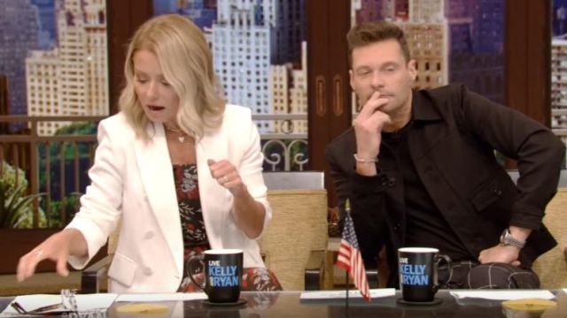 Maje Volant garni de Mousseline Imprimée Midi Robe portée par Kelly Ripa sur le LIVE avec Kelly et Ryan 20 JUILLET 2019
