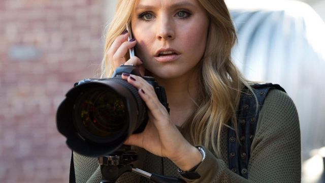 The telephoto lens used by Veronica Mars (Kristen Bell) in Veronica Mars (S04E01)